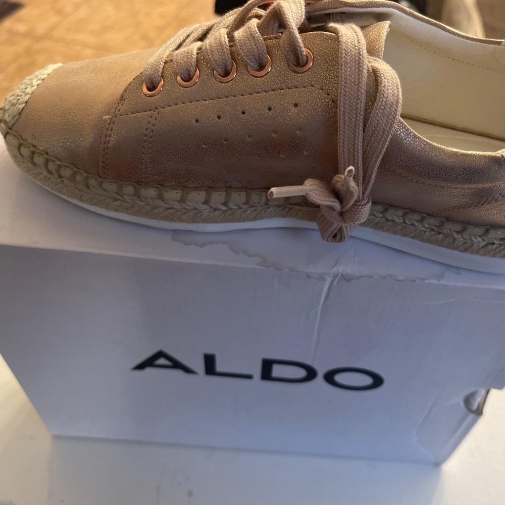 Aldo flat tie up size 7